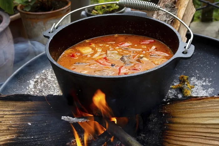 Gerahmter Druck : Kessel-Gulasch wird über einem offenen Feuer zubereitet. Gerahmter Druck : Kessel-Gulasch wird über einem offenen Feuer zubereitet.