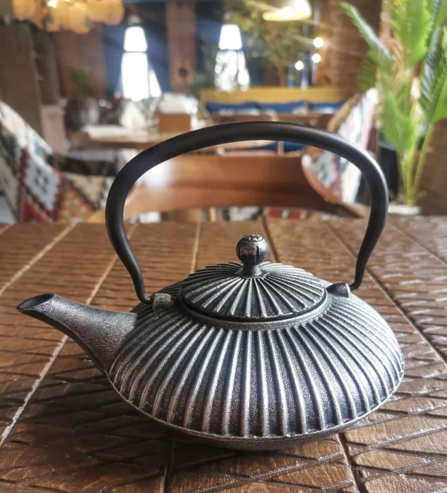 Gerahmter Druck : Kessel auf dem Tisch in einem Café. Gerahmter Druck : Kessel auf dem Tisch in einem Café.