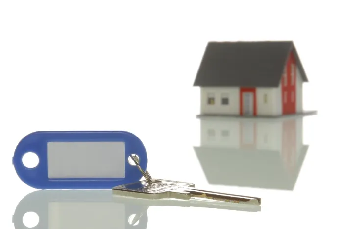 Gerahmter Druck : Schlüssel vor einem Miniaturhaus liegend. Gerahmter Druck : Schlüssel vor einem Miniaturhaus liegend.