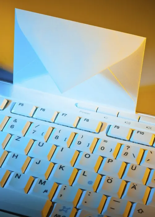 Gerahmter Druck : Die Tastatur eines Computers und ein Umschlag. Gerahmter Druck : Die Tastatur eines Computers und ein Umschlag.