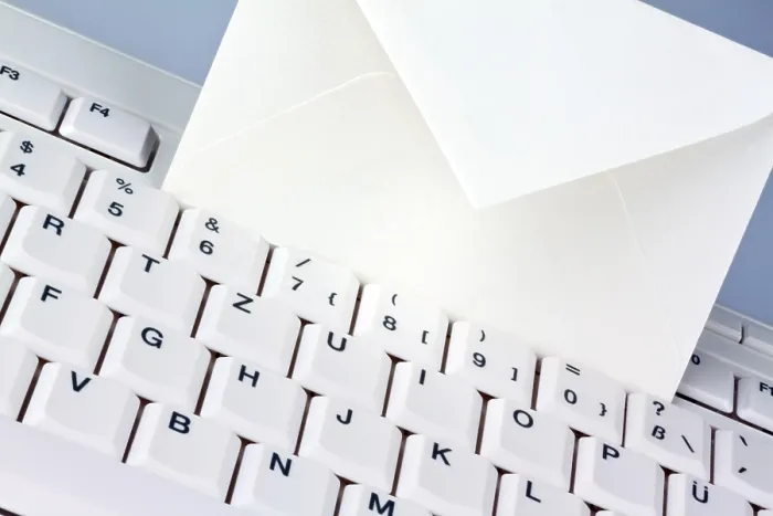 Gerahmter Druck : Das Tastenfeld eines Computers und ein Umschlag. Gerahmter Druck : Das Tastenfeld eines Computers und ein Umschlag.