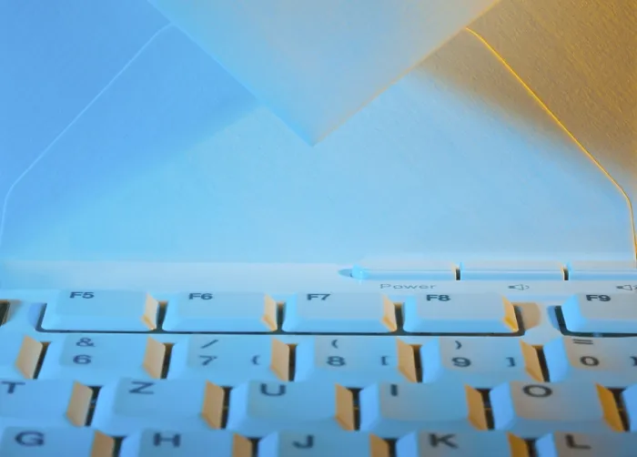 Gerahmter Druck : Die Tastatur eines Computers und ein Umschlag. Gerahmter Druck : Die Tastatur eines Computers und ein Umschlag.