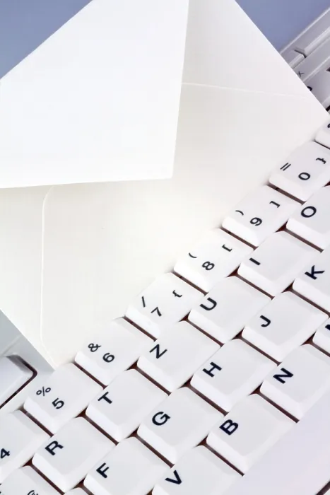 Gerahmter Druck : Die Tastatur eines Computers und ein Umschlag. Gerahmter Druck : Die Tastatur eines Computers und ein Umschlag.