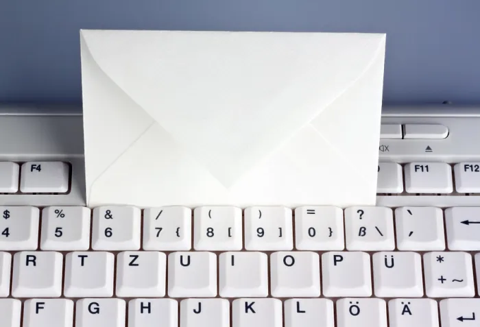 Gerahmter Druck : Die Tastatur eines Computers und ein Umschlag. Gerahmter Druck : Die Tastatur eines Computers und ein Umschlag.