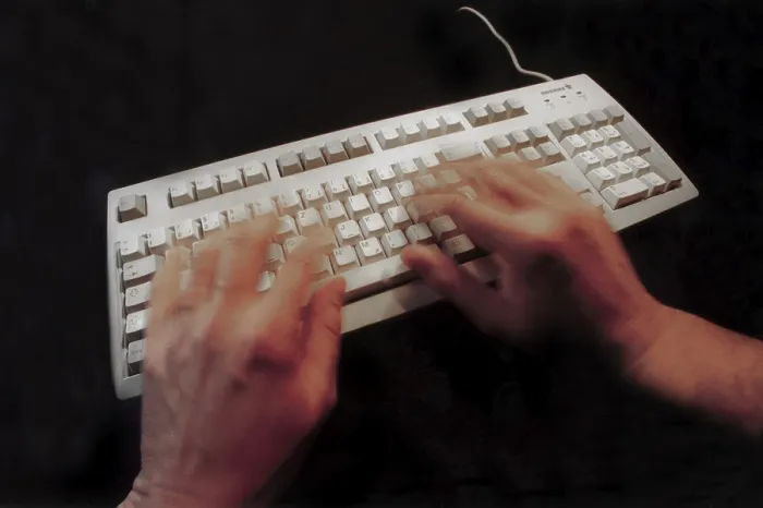 Gerahmter Druck : Tastaturhände 1 Gerahmter Druck : Tastaturhände 1