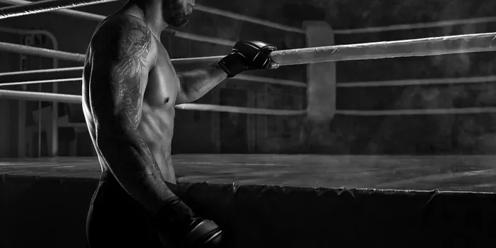 Gerahmter Druck : Kickboxer hält sich an die Ringseile. Gerahmter Druck : Kickboxer hält sich an die Ringseile.