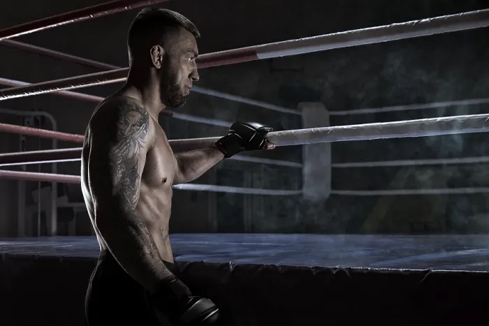 Gerahmter Druck : Kickboxer hält sich an den Ringseil. Gerahmter Druck : Kickboxer hält sich an den Ringseil.