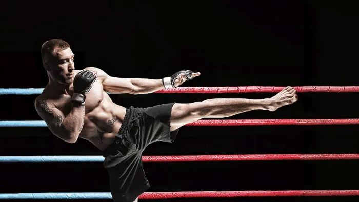 Gerahmter Druck : Boxkämpfer posiert im Ring. Mittelkick.
