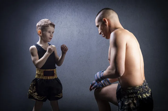 Gerahmter Druck : Kickboxtrainer trainiert den Jungen. Gerahmter Druck : Kickboxtrainer trainiert den Jungen.