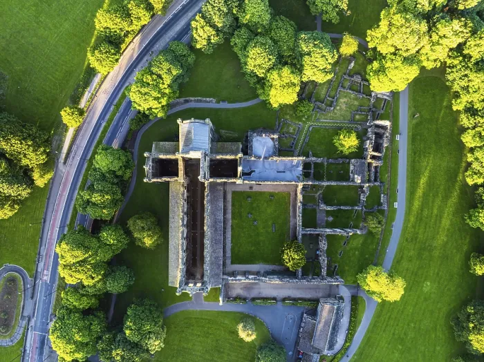 Gerahmter Druck : Top Down über Kirkstall Abbey von einem Drohnen. Gerahmter Druck : Top Down über Kirkstall Abbey von einem Drohnen.