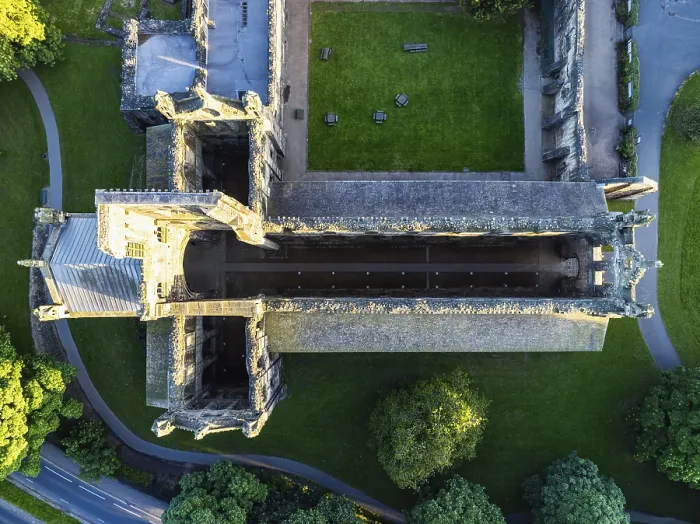 Gerahmter Druck : Top Down über Kirkstall Abbey von einem Drohnen. Gerahmter Druck : Top Down über Kirkstall Abbey von einem Drohnen.