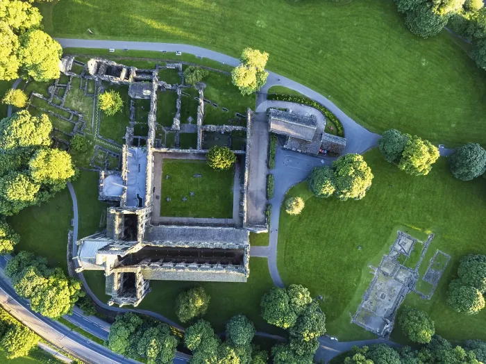 Gerahmter Druck : Top Down über Kirkstall Abbey von einem Drohn. Gerahmter Druck : Top Down über Kirkstall Abbey von einem Drohn.