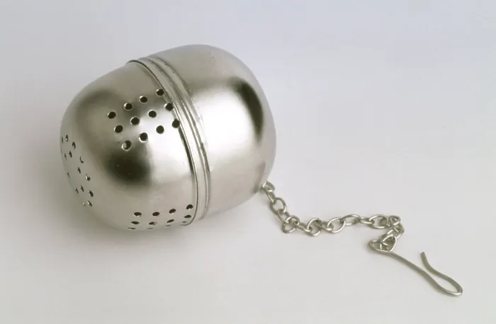 Gerahmter Druck : Küchenutensilien, Tee-Ei, Teefilter. Gerahmter Druck : Küchenutensilien, Tee-Ei, Teefilter.