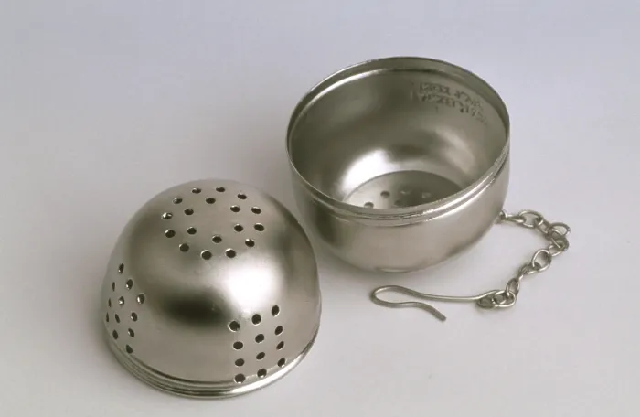 Gerahmter Druck : Küchenutensilien, Tee-Ei, Teefilter. Gerahmter Druck : Küchenutensilien, Tee-Ei, Teefilter.