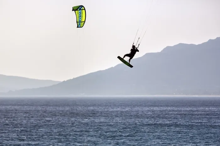 Gerahmter Druck : Kitesurfer springt, Rücklicht, Tarifa Gerahmter Druck : Kitesurfer springt, Rücklicht, Tarifa
