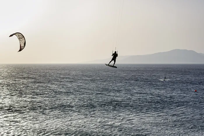Gerahmter Druck : Kitesurfer springt, Lichtreflexion im Hintergrund, Tarifa. Gerahmter Druck : Kitesurfer springt, Lichtreflexion im Hintergrund, Tarifa.
