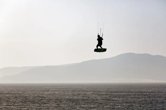 Gerahmter Druck : Kitesurfer springt, Lichtreflexion im Hintergrund, Tarifa. Gerahmter Druck : Kitesurfer springt, Lichtreflexion im Hintergrund, Tarifa.