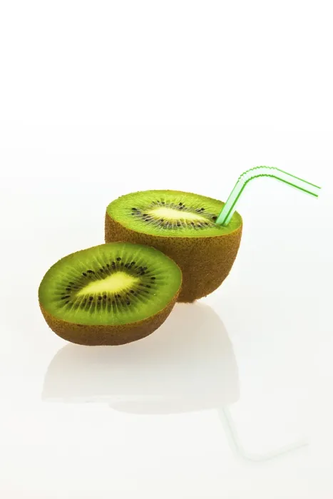 Gerahmter Druck : Kiwi-Frucht mit einem Trinkhalm als Softgetränk. Gerahmter Druck : Kiwi-Frucht mit einem Trinkhalm als Softgetränk.