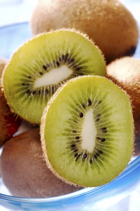 Gerahmter Druck : Zwei Kiwi-Hälften Gerahmter Druck : Zwei Kiwi-Hälften
