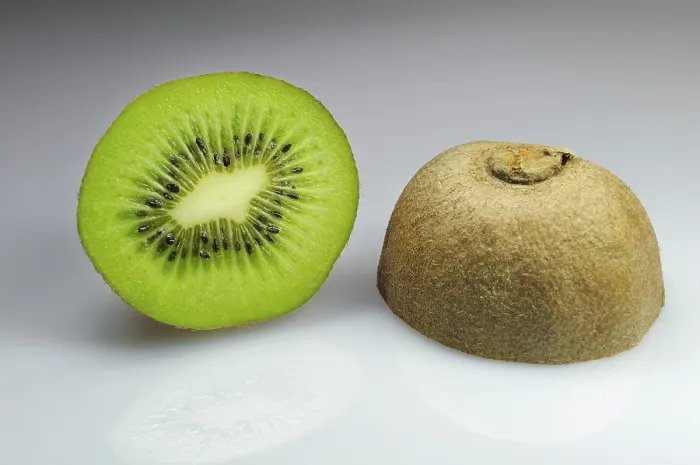 Gerahmter Druck : Zwei Kiwi-Hälften. Gerahmter Druck : Zwei Kiwi-Hälften.