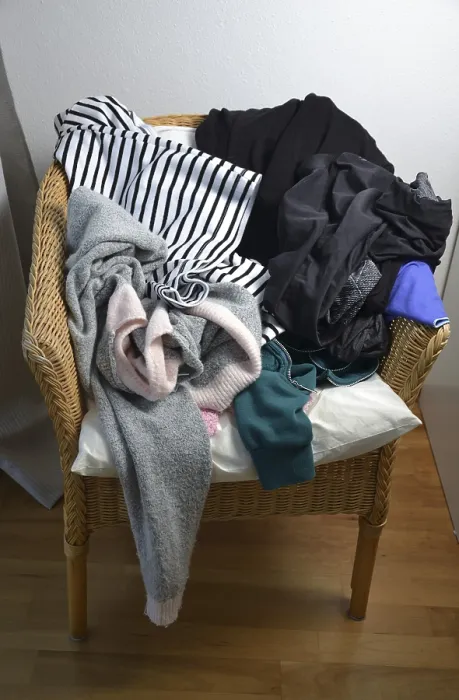 Gerahmter Druck : Kleiderchaos Gerahmter Druck : Kleiderchaos