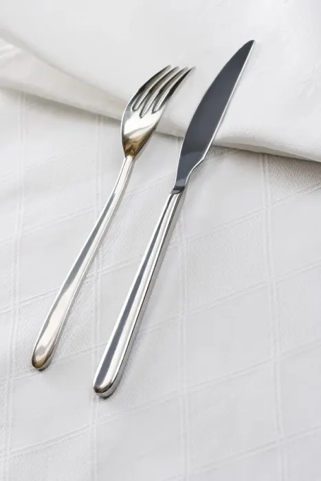 Gerahmter Druck : Messer und Gabel ein Papierhandtuch. Gerahmter Druck : Messer und Gabel ein Papierhandtuch.