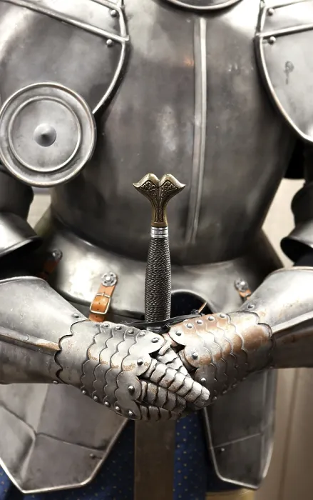 Gerahmter Druck : Ritter mit Schwert in Nahansicht Gerahmter Druck : Ritter mit Schwert in Nahansicht