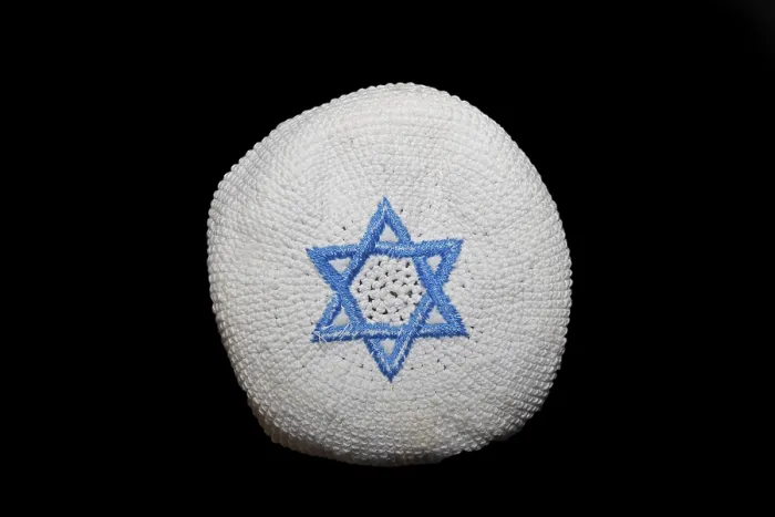 Gerahmter Druck : Ein gestrickter Kippa. Gerahmter Druck : Ein gestrickter Kippa.