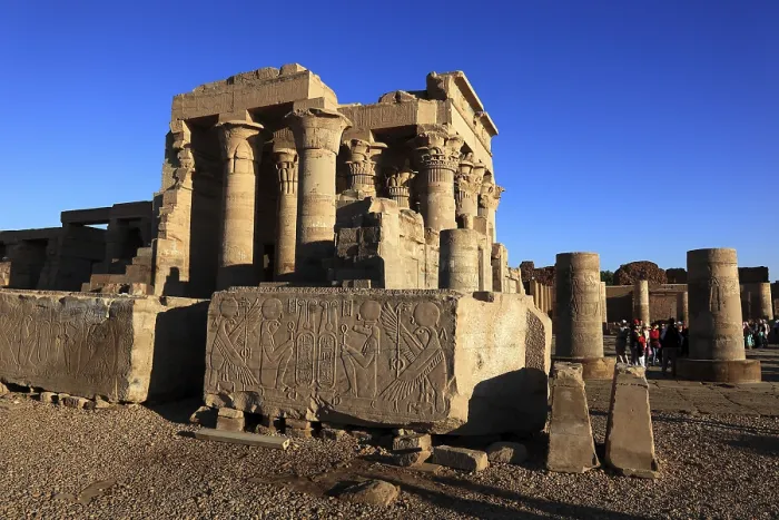 Gerahmter Druck : Tempel von Kom Ombo, Säulen im Tempelkomplex am Nil. Gerahmter Druck : Tempel von Kom Ombo, Säulen im Tempelkomplex am Nil.
