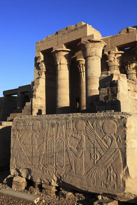 Gerahmter Druck : Tempel von Kom Ombo, Säulen im Tempelkomplex am Nil. Gerahmter Druck : Tempel von Kom Ombo, Säulen im Tempelkomplex am Nil.