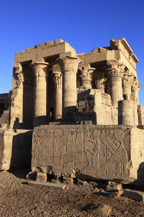 Gerahmter Druck : Tempel von Kom Ombo, Säulen im Tempelkomplex am Nil. Gerahmter Druck : Tempel von Kom Ombo, Säulen im Tempelkomplex am Nil.