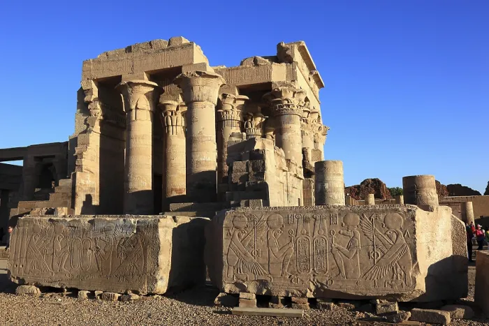 Gerahmter Druck : Tempel von Kom Ombo, Säulen im Tempelkomplex am Nil. Gerahmter Druck : Tempel von Kom Ombo, Säulen im Tempelkomplex am Nil.