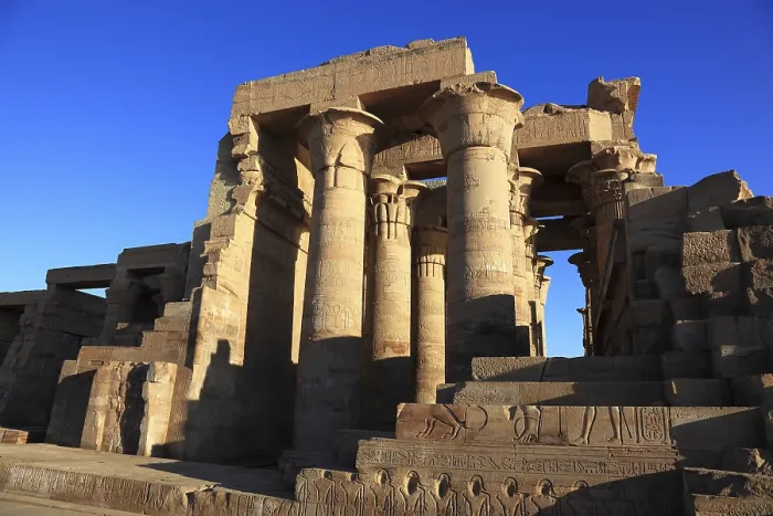 Gerahmter Druck : Tempel von Kom Ombo, Säulen im Tempelkomplex am Nil. Gerahmter Druck : Tempel von Kom Ombo, Säulen im Tempelkomplex am Nil.