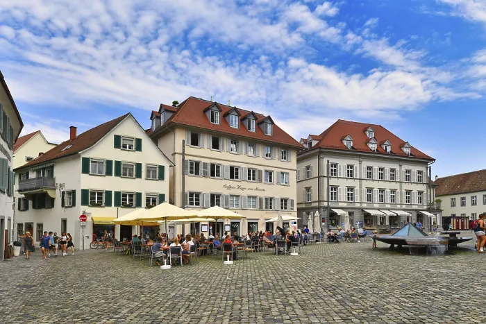 Gerahmter Druck : Konstanz, Deutschland, Juli 2020: Stadtmarkt genannt Munsterplatz im alten historischen Stadtkern von Konstanz. Gerahmter Druck : Konstanz, Deutschland, Juli 2020: Stadtmarkt genannt Munsterplatz im alten historischen Stadtkern von Konstanz.