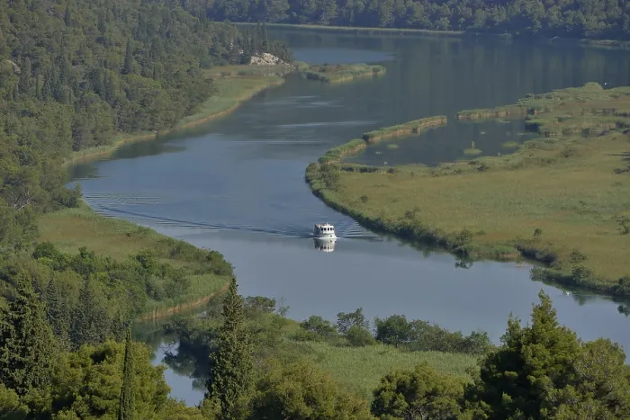 Gerahmter Druck : Krka Fluss mit einer Ausflugsbootfahrt. Gerahmter Druck : Krka Fluss mit einer Ausflugsbootfahrt.