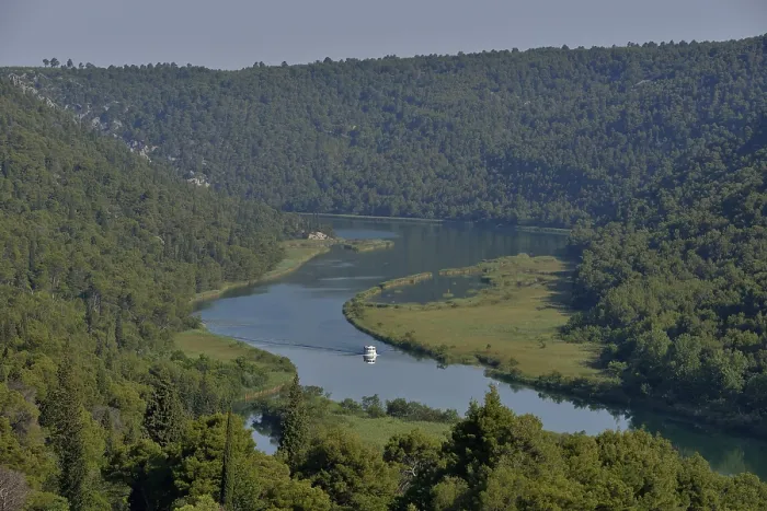 Gerahmter Druck : Fluss Krka mit Ausflugsschiff. Gerahmter Druck : Fluss Krka mit Ausflugsschiff.