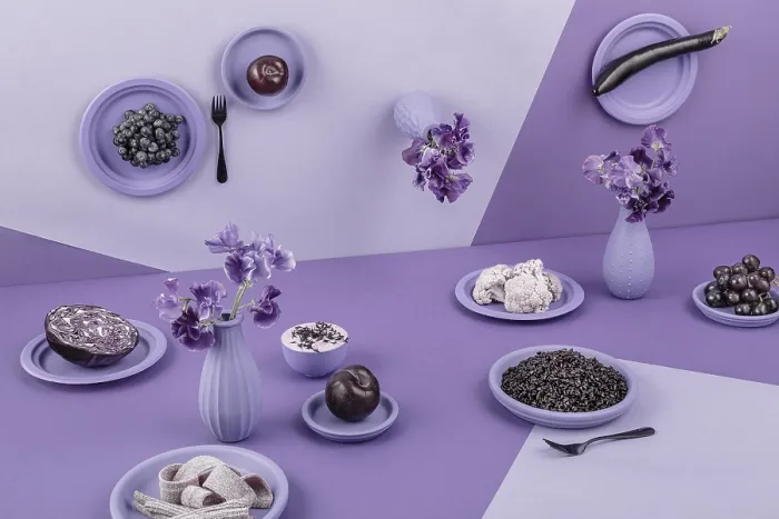 Gerahmter Druck : Tisch gedeckt in Violett, Perspektive. Gerahmter Druck : Tisch gedeckt in Violett, Perspektive.