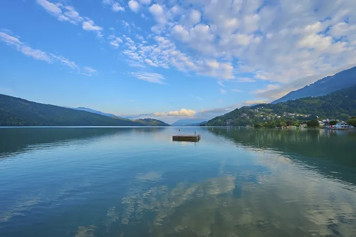 Gerahmter Druck : Seeal, Reflexion, Badeinsel Gerahmter Druck : Seeal, Reflexion, Badeinsel
