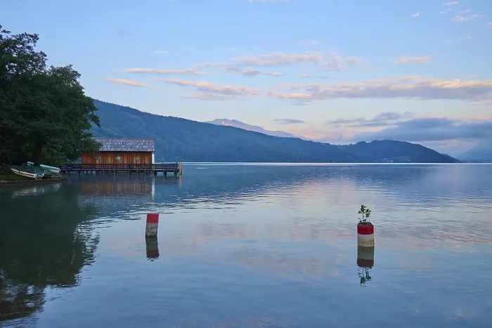 Gerahmter Druck : Seej, Reflexion, Bootshaus, Himmel. Gerahmter Druck : Seej, Reflexion, Bootshaus, Himmel.