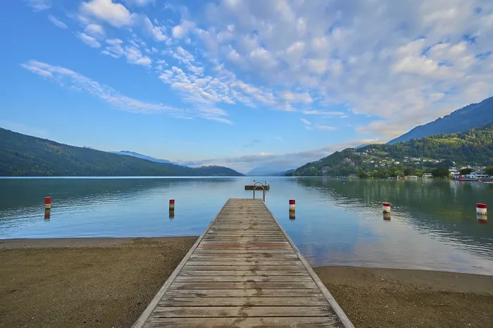 Gerahmter Druck : Ufer des Sees, Reflexion, Badesteg Gerahmter Druck : Ufer des Sees, Reflexion, Badesteg