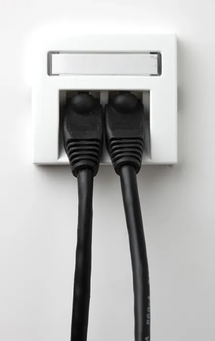 Gerahmter Druck : LAN-Kabel, Netzwerkkabel in einem Stecker. Gerahmter Druck : LAN-Kabel, Netzwerkkabel in einem Stecker.