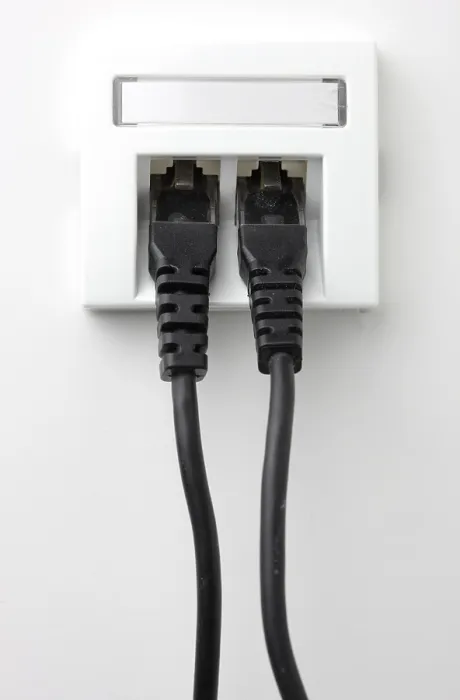 Gerahmter Druck : LAN-Kabel, Netzwerk-Kabel in einem Stecker. Gerahmter Druck : LAN-Kabel, Netzwerk-Kabel in einem Stecker.