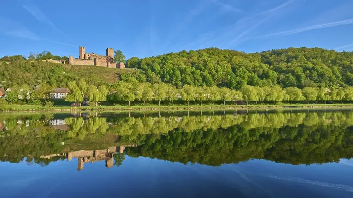 Gerahmter Druck : Landschaft mit Schloss und Bäumen. Gerahmter Druck : Landschaft mit Schloss und Bäumen.