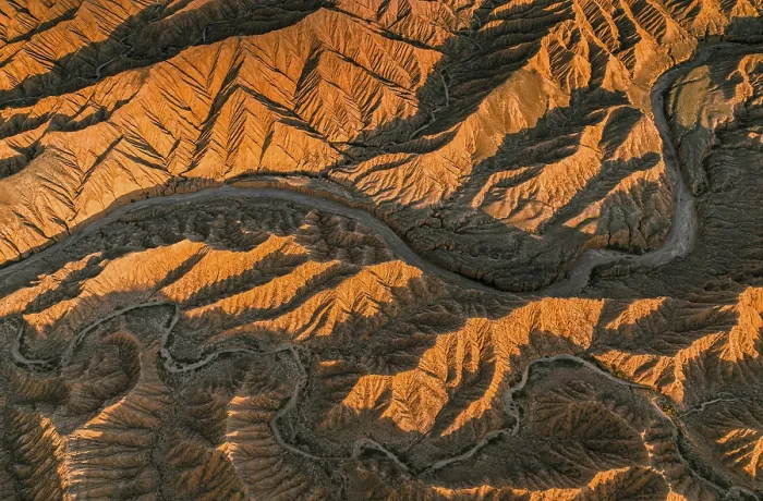 Gerahmter Druck : Landschaft erodierter Hügel, von oben. Gerahmter Druck : Landschaft erodierter Hügel, von oben.
