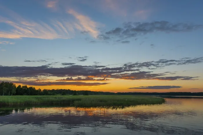 Gerahmter Druck : Landschaft im Abendlicht.