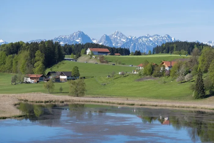 Gerahmter Druck : Landschaft mit Bergen, Wiesen und einem See. Gerahmter Druck : Landschaft mit Bergen, Wiesen und einem See.