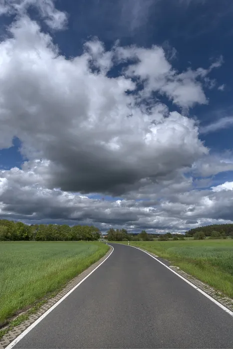 Gerahmter Druck : Landschaft mit Straße und bewölktem Himmel. Gerahmter Druck : Landschaft mit Straße und bewölktem Himmel.