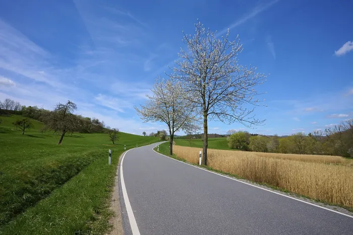 Gerahmter Druck : Landschaft, Straße, Himmel, niedrige Bergkette Gerahmter Druck : Landschaft, Straße, Himmel, niedrige Bergkette