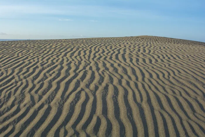 Gerahmter Druck : Landschaft mit Sandmuster und blauem Himmel. Gerahmter Druck : Landschaft mit Sandmuster und blauem Himmel.