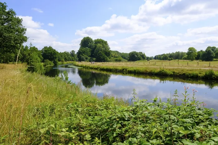 Gerahmter Druck : Landschaft am Fluss Ems im Sommer bei Warendorf, Nordrhein-Westfalen, Deutschland Gerahmter Druck : Landschaft am Fluss Ems im Sommer bei Warendorf, Nordrhein-Westfalen, Deutschland